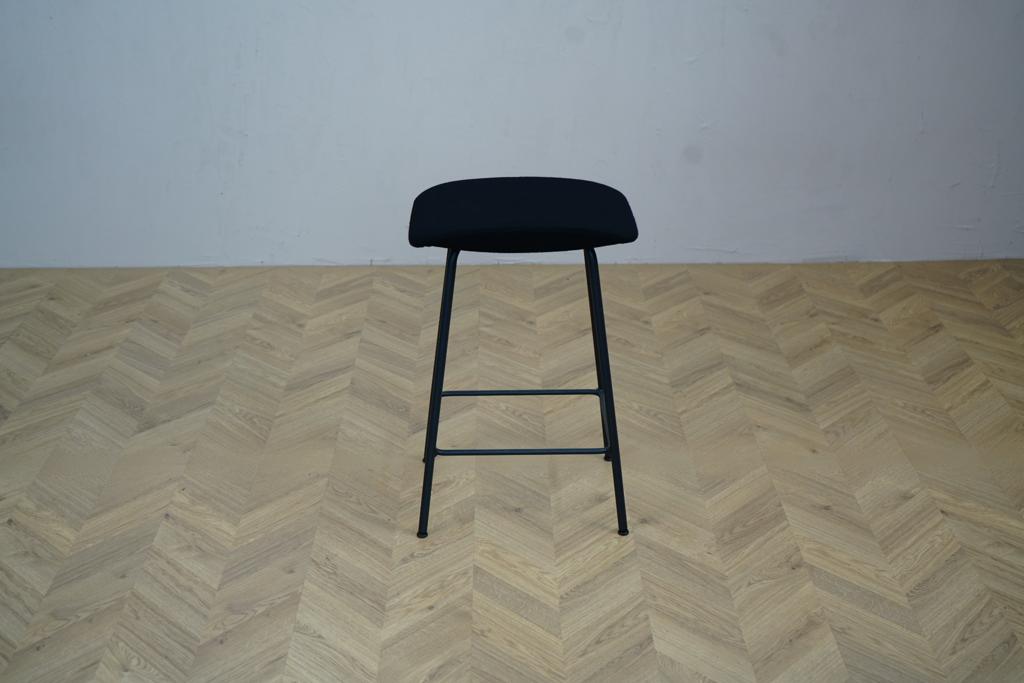 Frontvisning af Four Design barstol med sort polstret sæde og stel uden ryglæn – H67